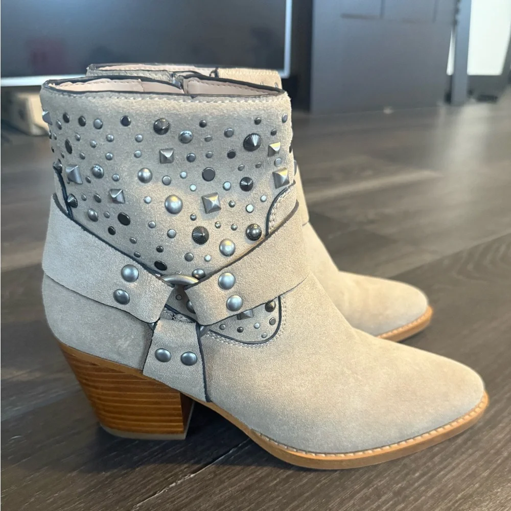 Like New! Coach Pia Studded Suede Ankle Boot in Oat - Size 8